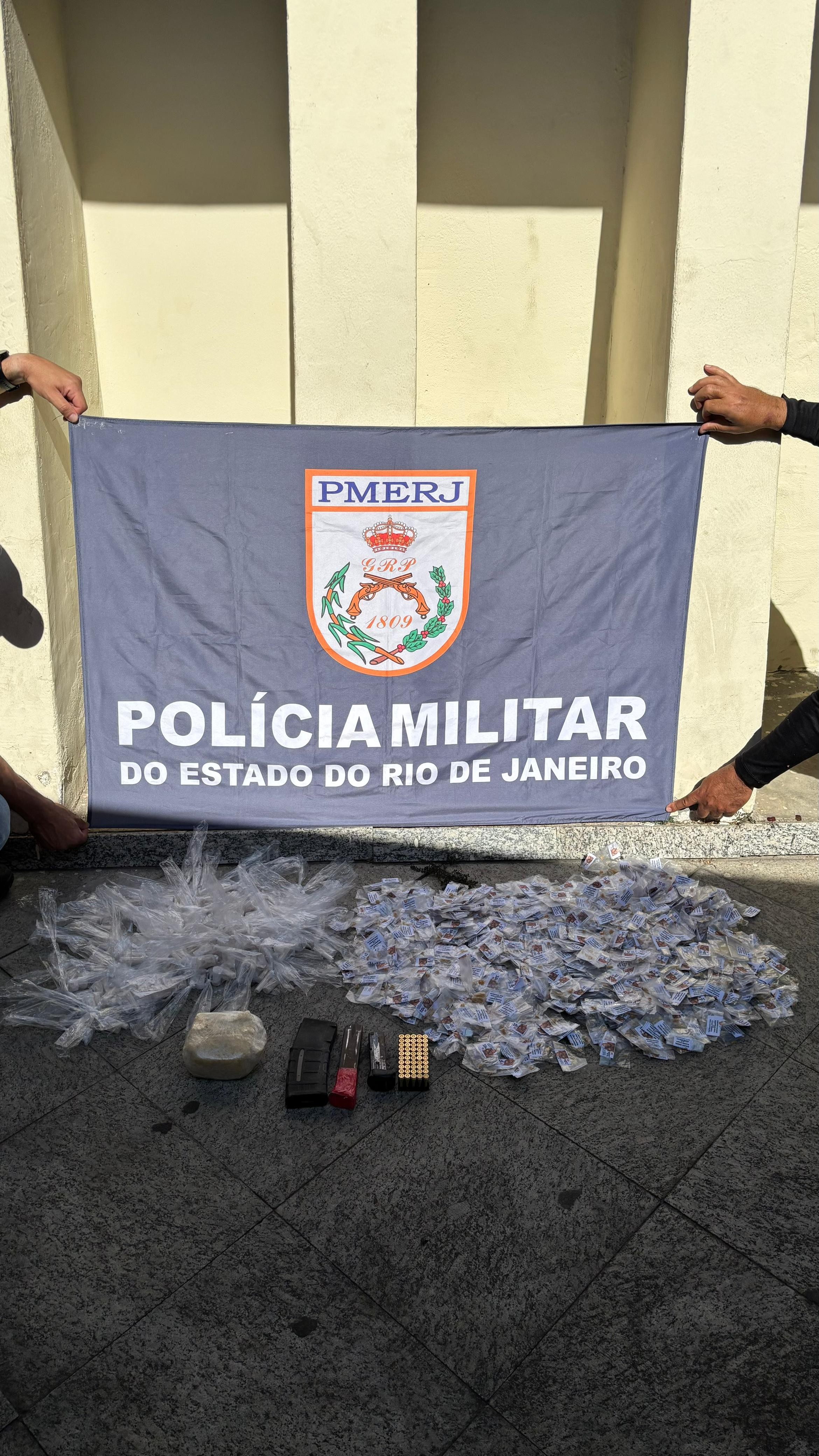 Troca de tiros entre suspeitos de envolvimento com o tráfico e PM termina com drogas apreendidas em Resende