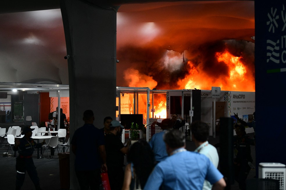 Incêndio em um pavilhão durante a COP30, em Belém (PA), em 20 de novembro de 2025 — Foto: Jacqueline Lisboa / AFP