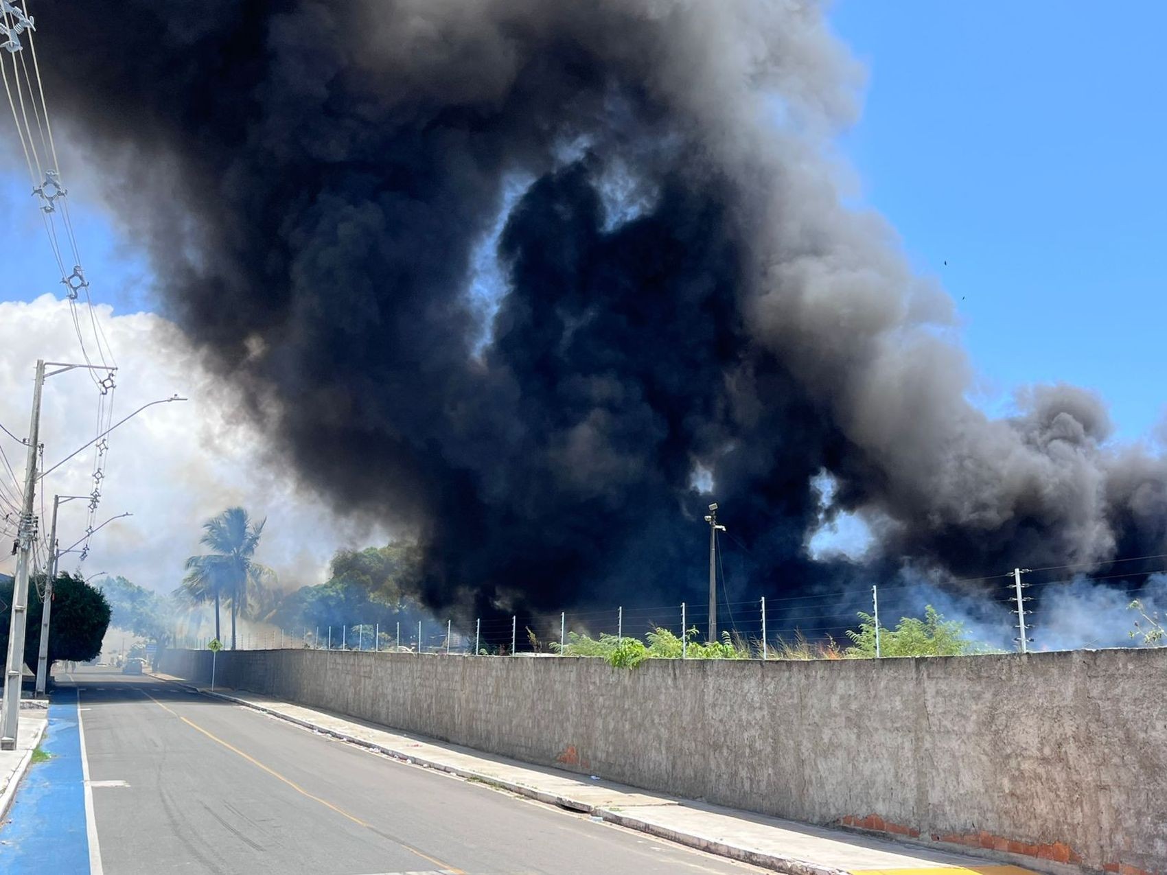 Incêndio na Zona Oeste de Aracaju atinge pátio do BPRv e destrói veículos