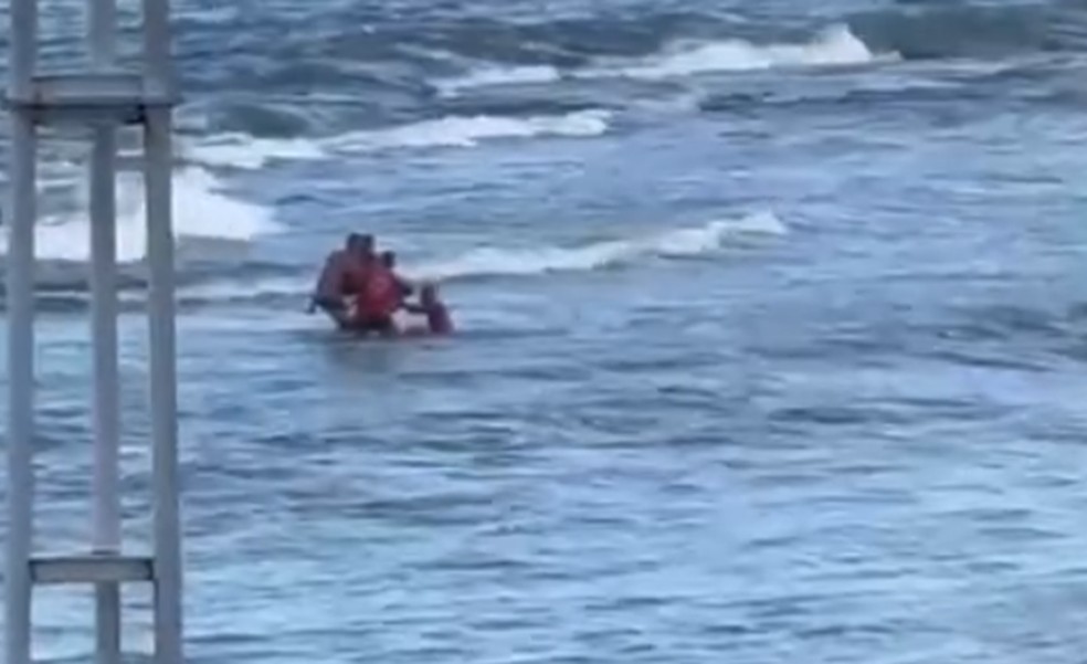 Banhista que se afogou sendo retirado do mar de Boa Viagem — Foto: Reprodução/Instagram