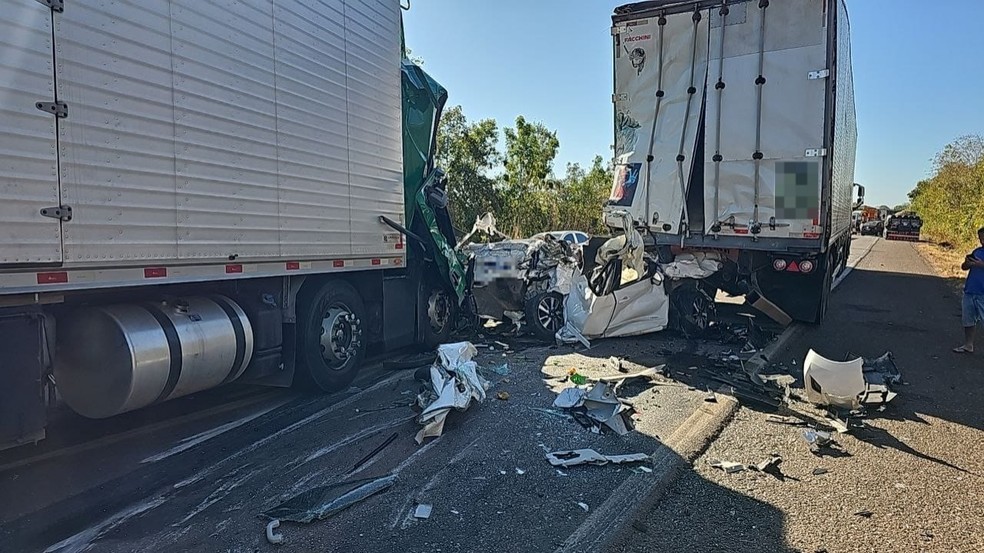 Acidente entre carreta e carro na BR-153, trecho em Pugmil — Foto: Divulgação/PRF-TO