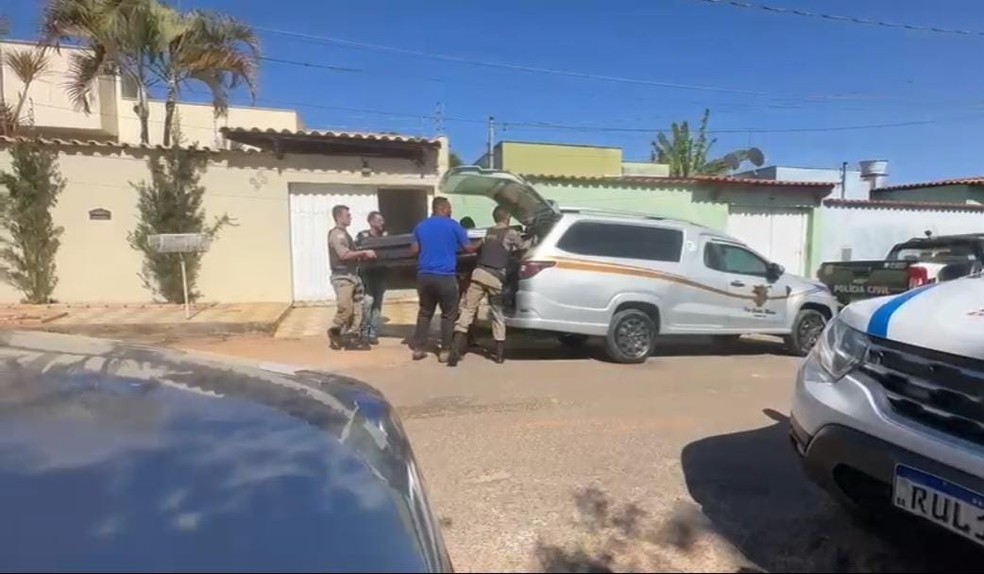 Corpos sendo retirado da casa onde o crime ocorreu — Foto: Luisa Guimarães/Inter TV