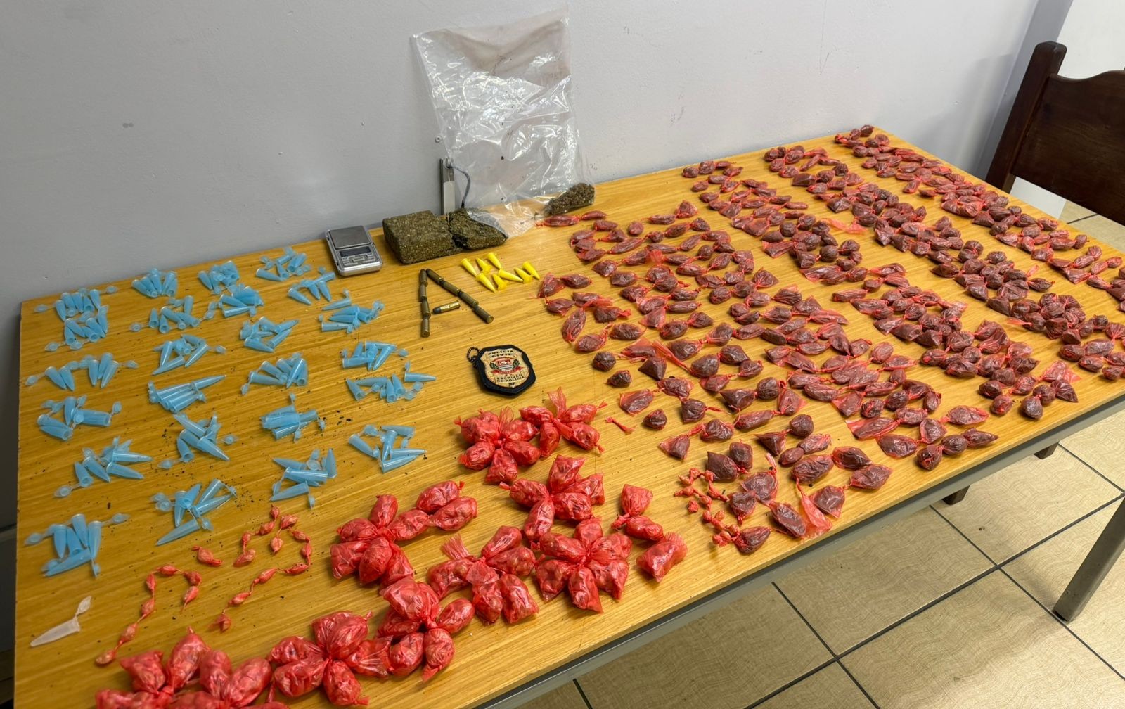 Polícia prende suspeito de tráfico após motoboy desconfiar de encomenda para entrega em Taubaté