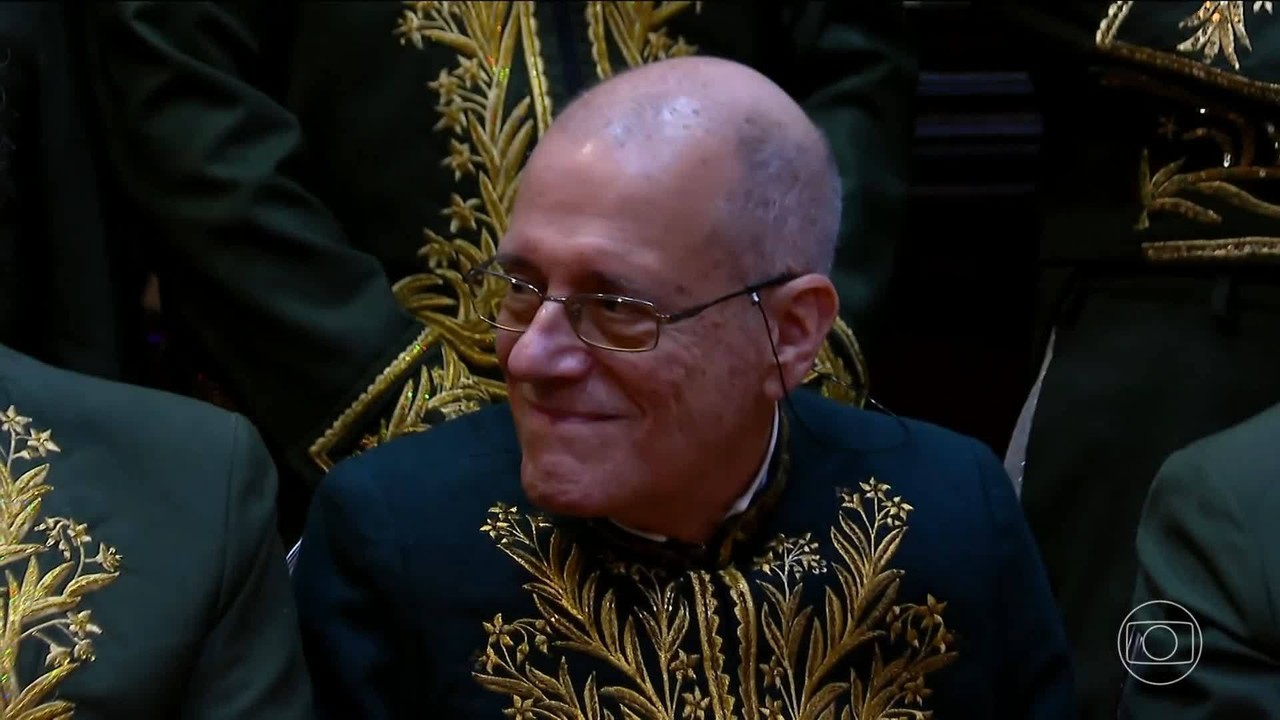 Poeta Paulo Henriques Britto toma posse da cadeira de número 30 da Academia Brasileira de Letras