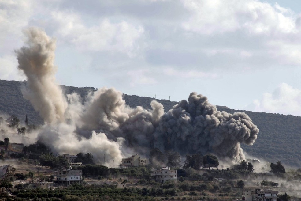 Fumaça é vista após explosão na vila de Al-Mansouri, no sul do Líbano, em 5 de setembro de 2026. — Foto: Kawnat Haju/AFP