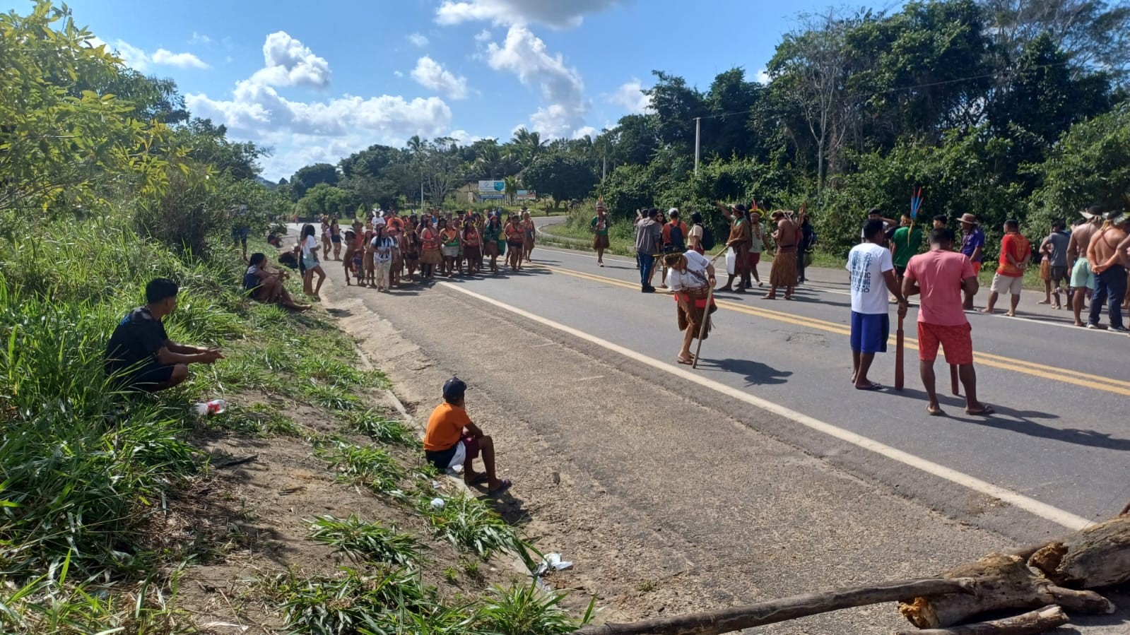 Indígenas bloqueiam rodovia para reivindicar soltura de cacique preso suspeito de portar armas e munições na Bahia