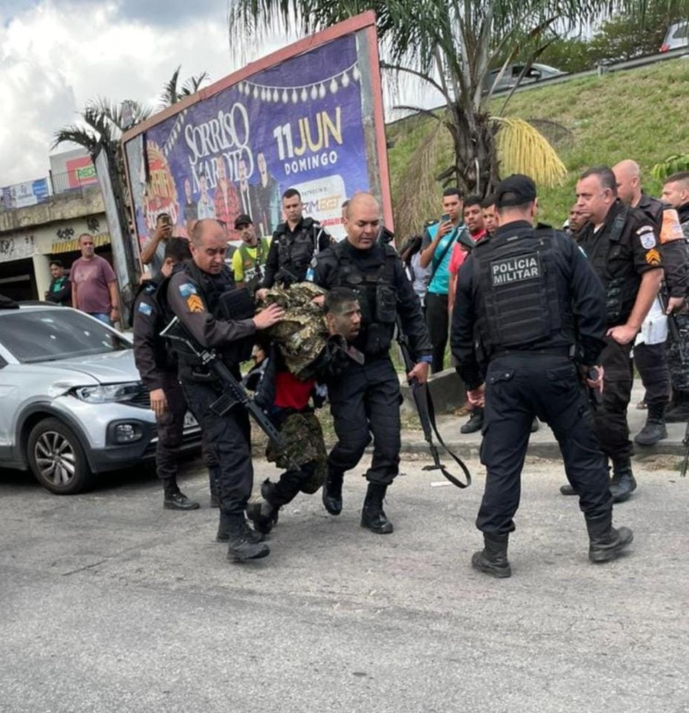 Perseguição acaba com PM ferido, um suspeito preso e outro morto em Bangu — Foto: Reprodução