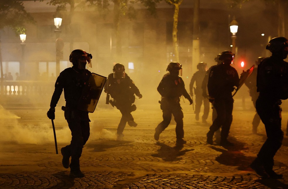 Policiais em Paris enfrentam torcedores do PSG — Foto: Abdul Saboor/Reuters
