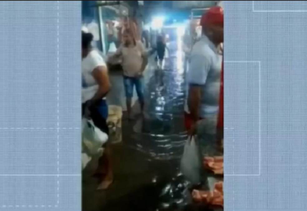 Mercado do Pirajá em Juazeiro do Norte ficou alagado nesta sábado.  — Foto: Reprodução/TV Verdes Mares