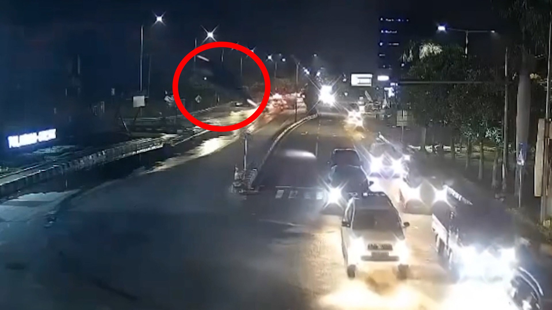 Carro voa de altura de 12 metros após motorista se confundir com mapa na Indonésia; VÍDEO