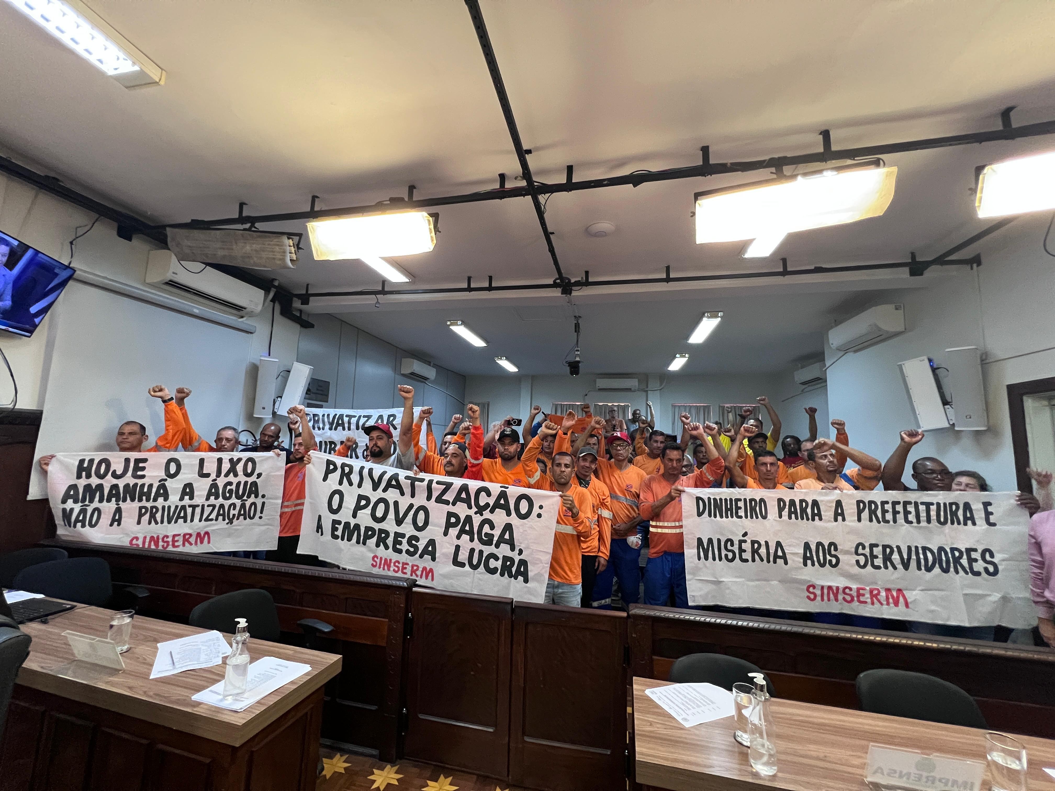 Trabalhadores da coleta de lixo realizam protesto na Câmara de Bauru contra projeto que prevê concessão do serviço à iniciativa privada