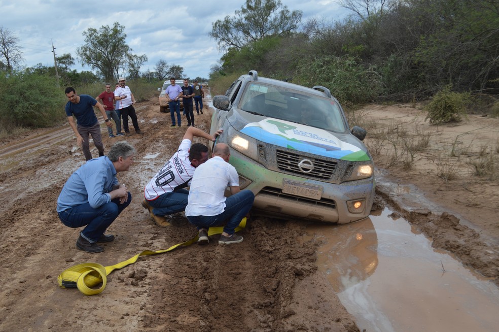 Uma das caminhonetes que atolou durante a passagem pelo Chaco Paraguaio na expedição da RILA — Foto: Anderson Viegas/g1 MS