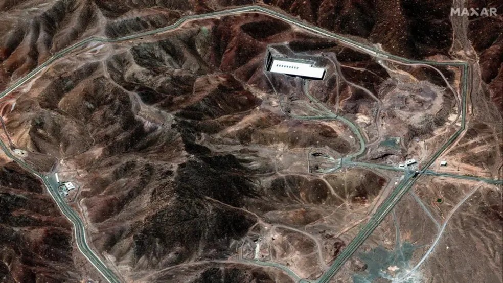 Foto de satélite mostra o complexo de montanhas onde instalações militares de Fordow estariam. — Foto: Reuters via BBC