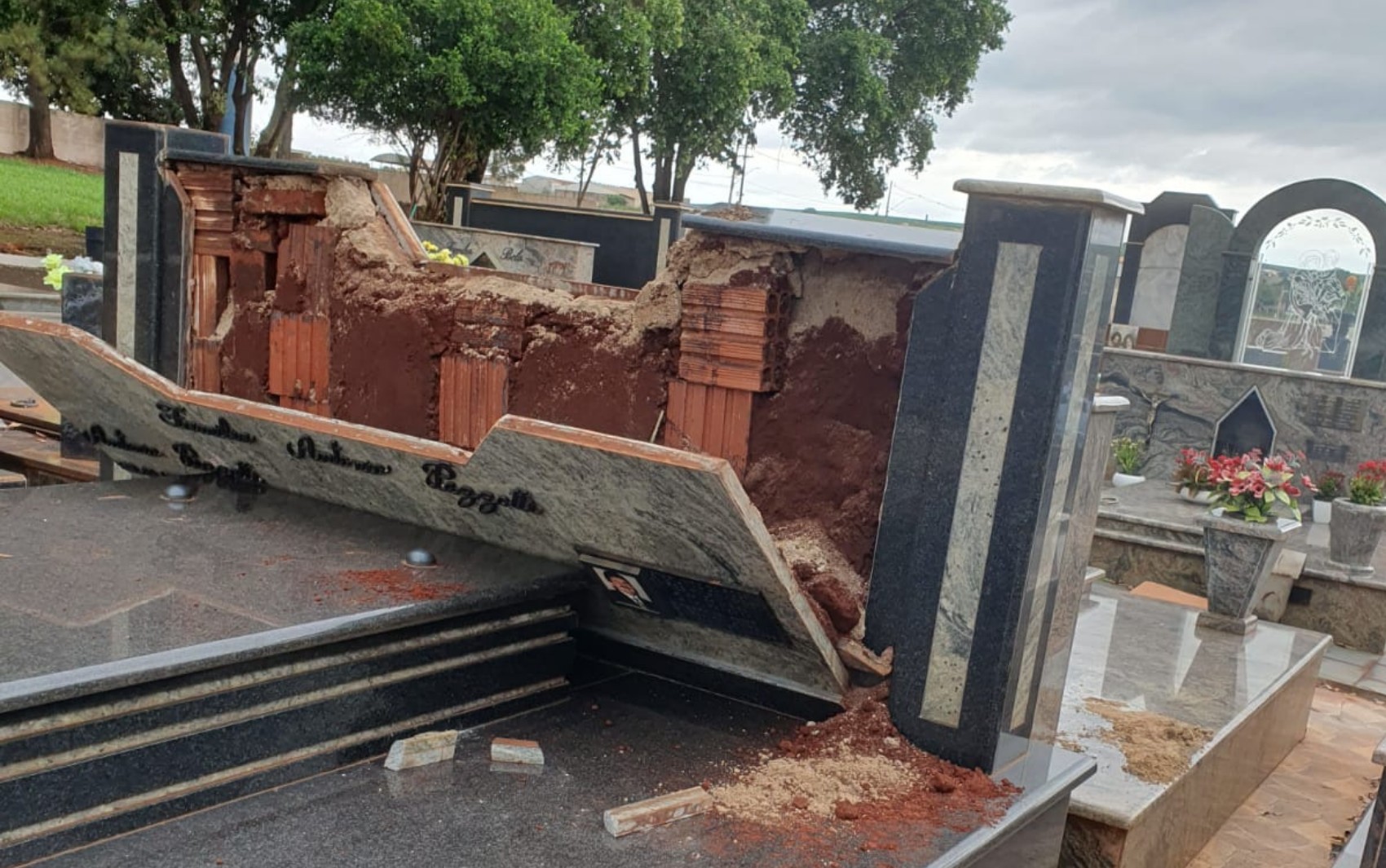 Cemitério de Dumont, SP, é alvo de vandalismo e tem túmulos danificados