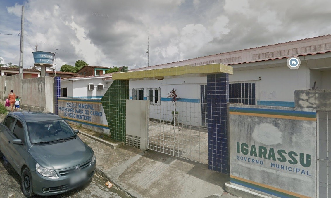 Crianças mastigam pedaços de plástico que estavam em merenda de escola municipal no Grande Recife