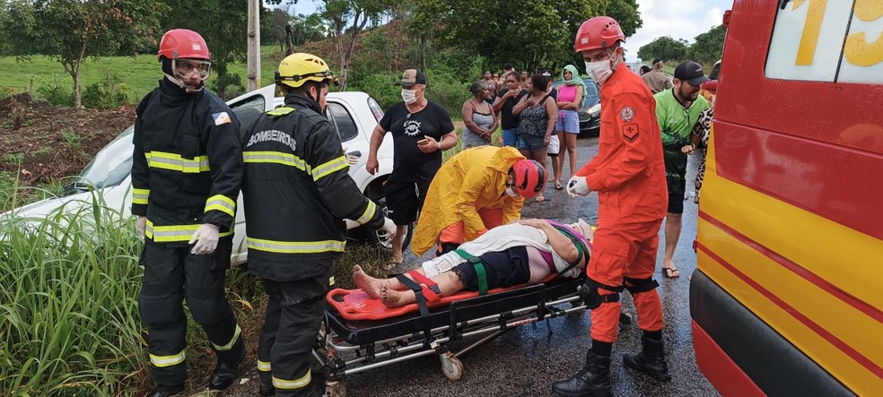 Mulher foi socorrida após acidente em rodovia — Foto: Bombeiros/Divulgação