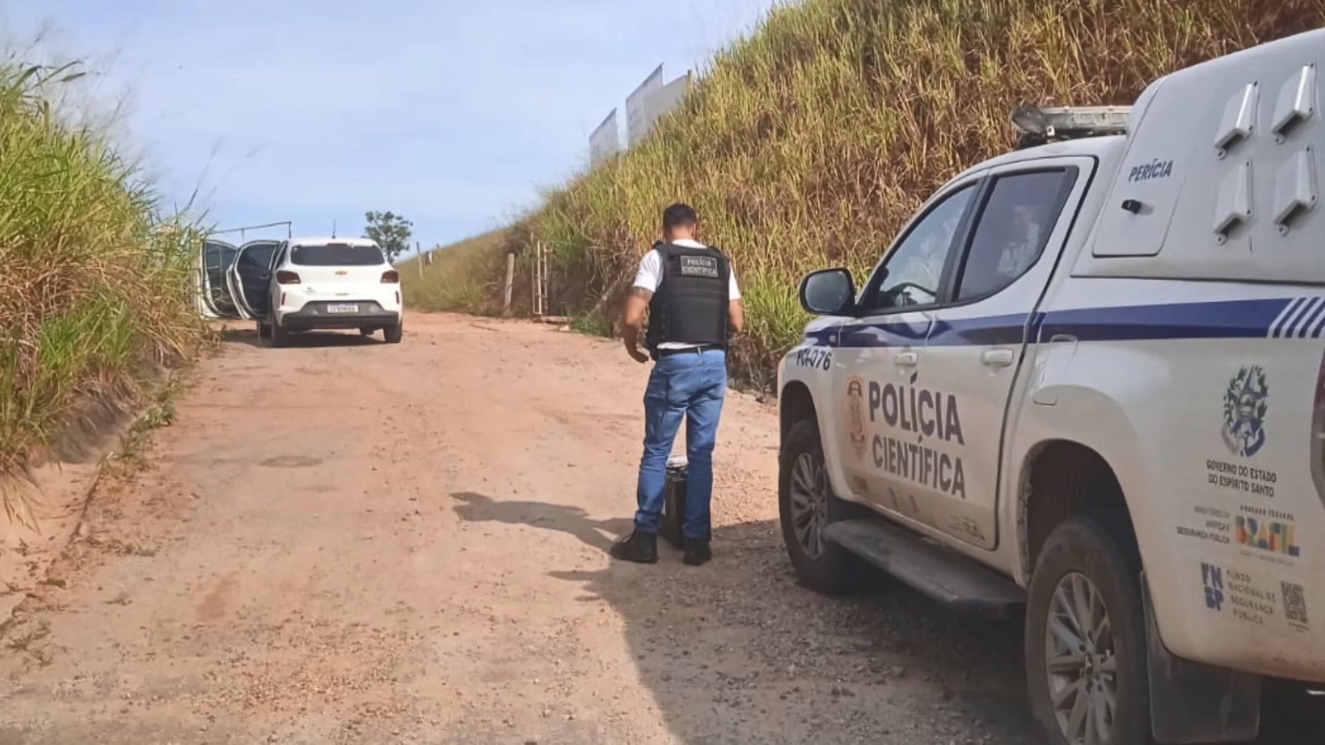 Mãe e filhas de 3 e 6 anos são amarradas em assalto dentro de casa no ES; suspeitos fogem com carro da família