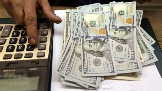 Dólar abre em queda, com investidores à espera das decisões de juros no Brasil e nos EUA - Na véspera, a moeda norte-americana recuou 0,61%, cotada em R$ 5,3211. Já o principal índice da bolsa avançou 0,90%, aos 143.547 pontos.