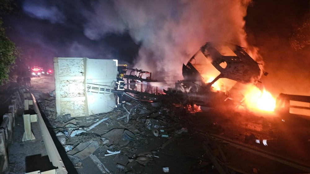Carretas carregadas com sucata batem após desengate de reboque e incêndio interdita BR-352 em MG