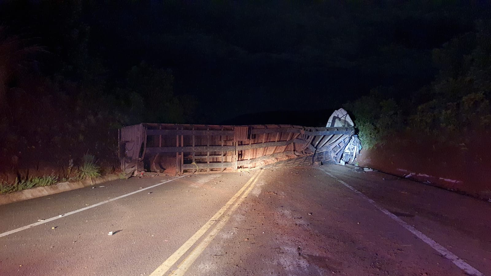 Carreta tomba, fica atravessada na BR-364 e motorista morre 