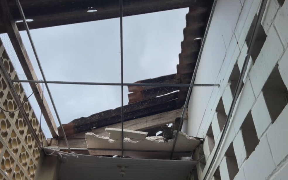 Estudantes de Palmeira d&rsquo;Oeste (SP) est&atilde;o h&aacute; duas semanas sem aulas ap&oacute;s danos causados por chuva de granizo &mdash; Foto: TV TEM/Reprodu&ccedil;&atilde;o