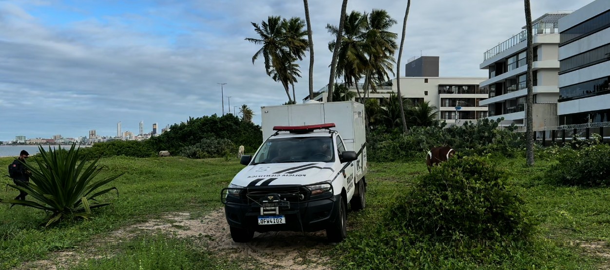 Corpo de homem é encontrado com sinais de violência à beira-mar, em João Pessoa