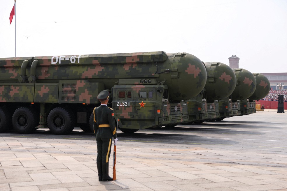 Mísseis balísticos intercontinentais DF-61 com capacidade de carregar ogivas nucleares em desfile militar em Pequim, na China, em 3 de setembro de 2025. — Foto: REUTERS/Tingshu Wang
