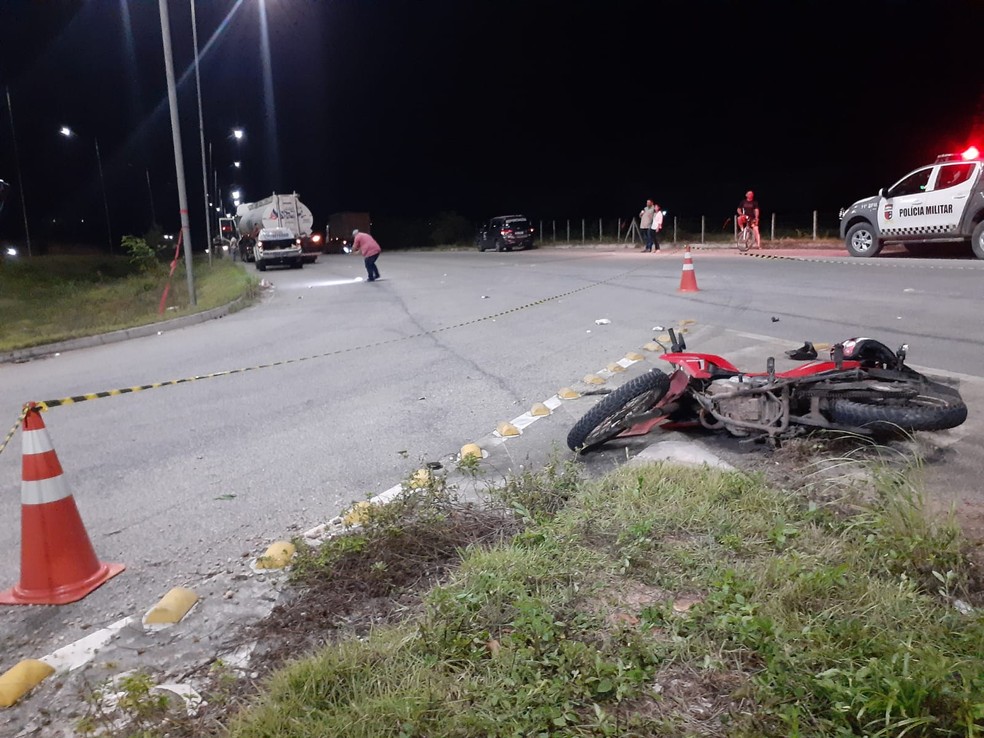 Motociclista morre após ser atropelado por carreta de combustível na Grande Natal — Foto: Sérgio Henrique Santos / Inter TV Cabugi