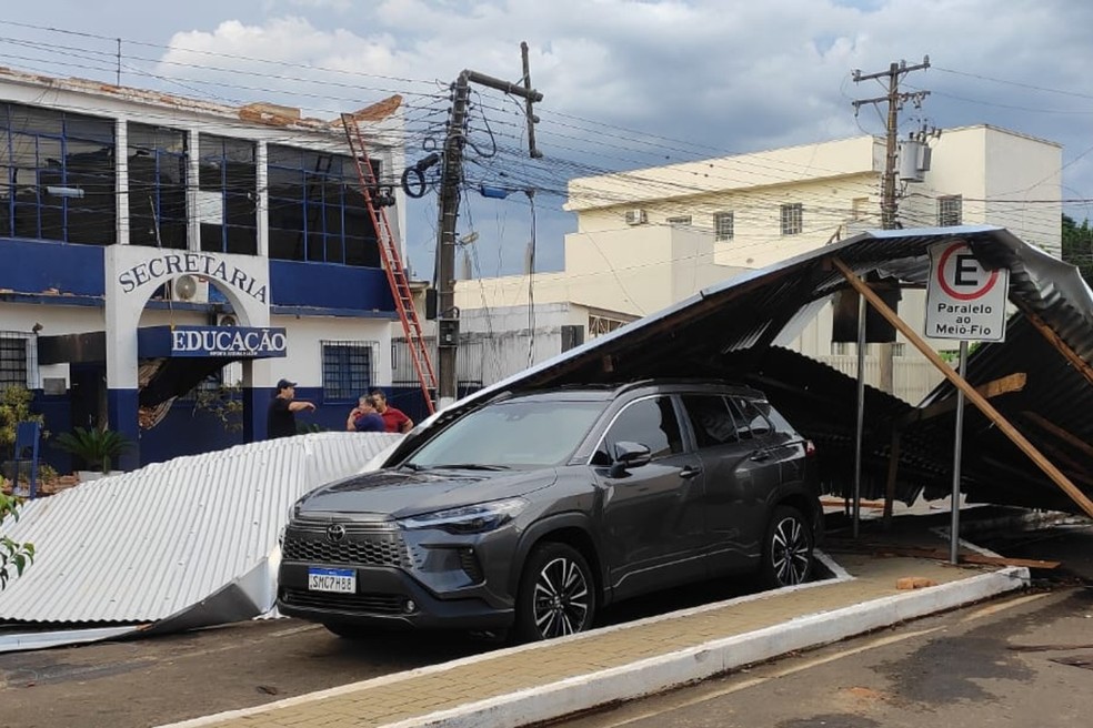Chuva de granizo derruba árvores e danifica prédios públicos em Mato Grosso do Sul — Foto: Mauro Almeida
