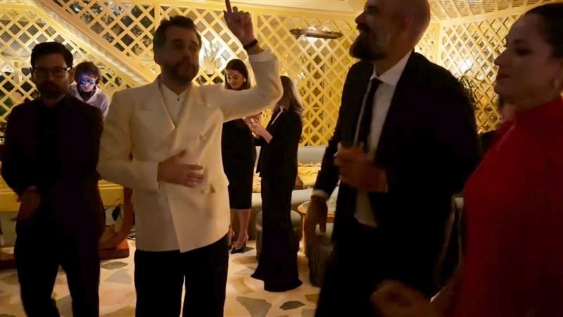 Kleber Mendonça Filho mostra Wagner Moura sambando após vitória no Globo de Ouro