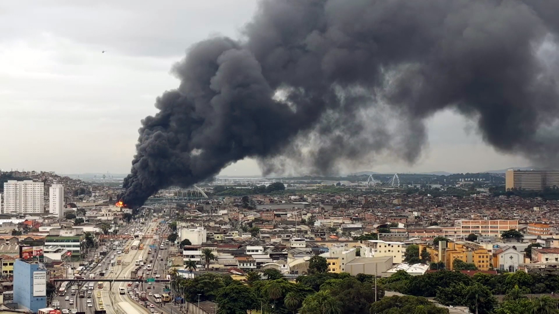 SIGA: bombeiros combatem incêndio em galpão em Ramos
