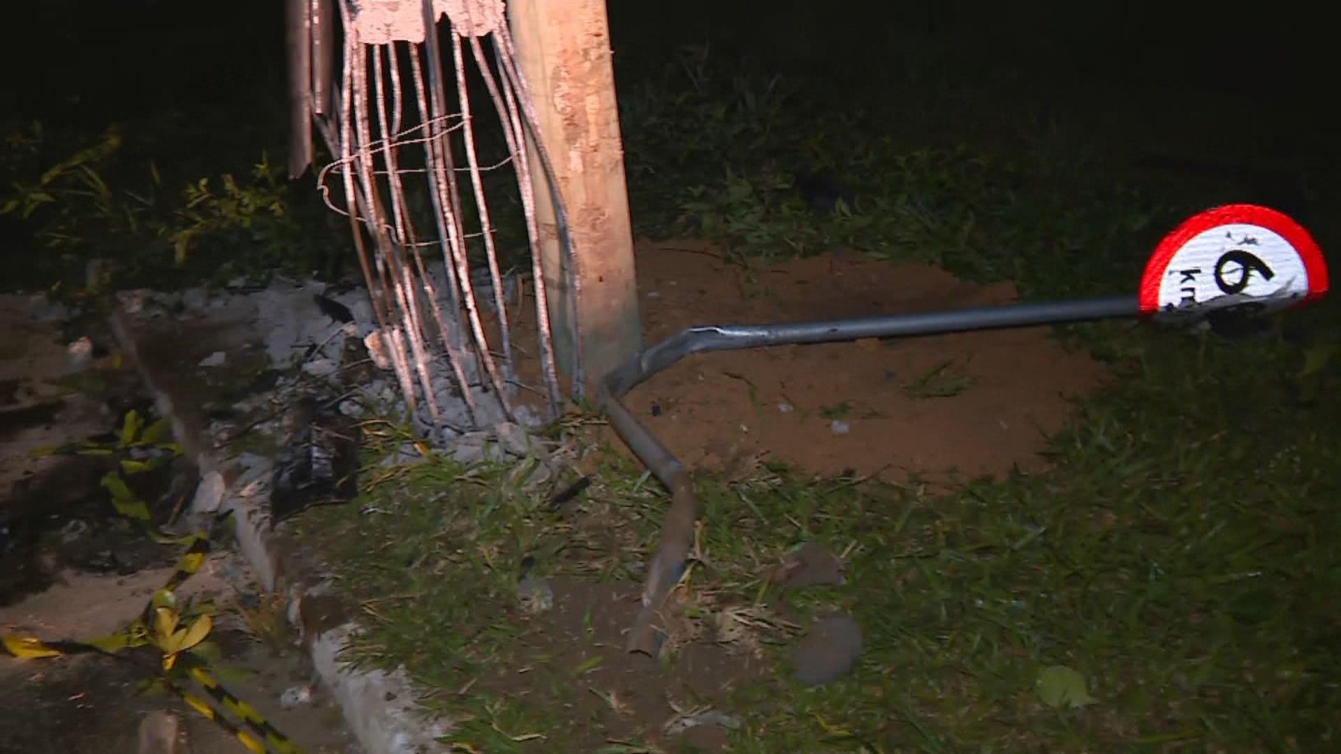 VÍDEO: Carro derruba poste e causa explosão no RS; três pessoas ficam feridas