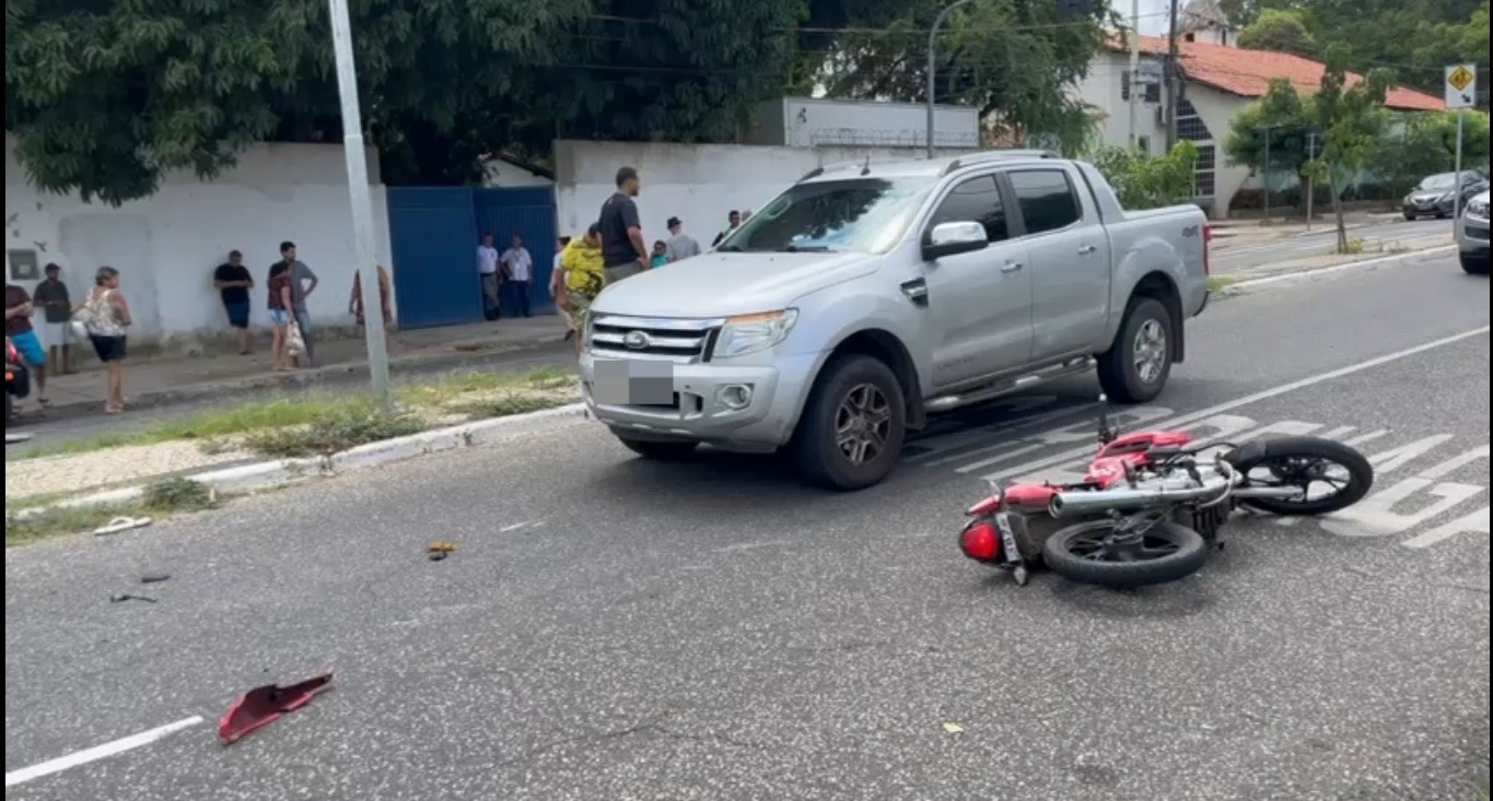 Jovem morre e outro fica ferido em acidente entre carro e moto na Zona Sul de Teresina