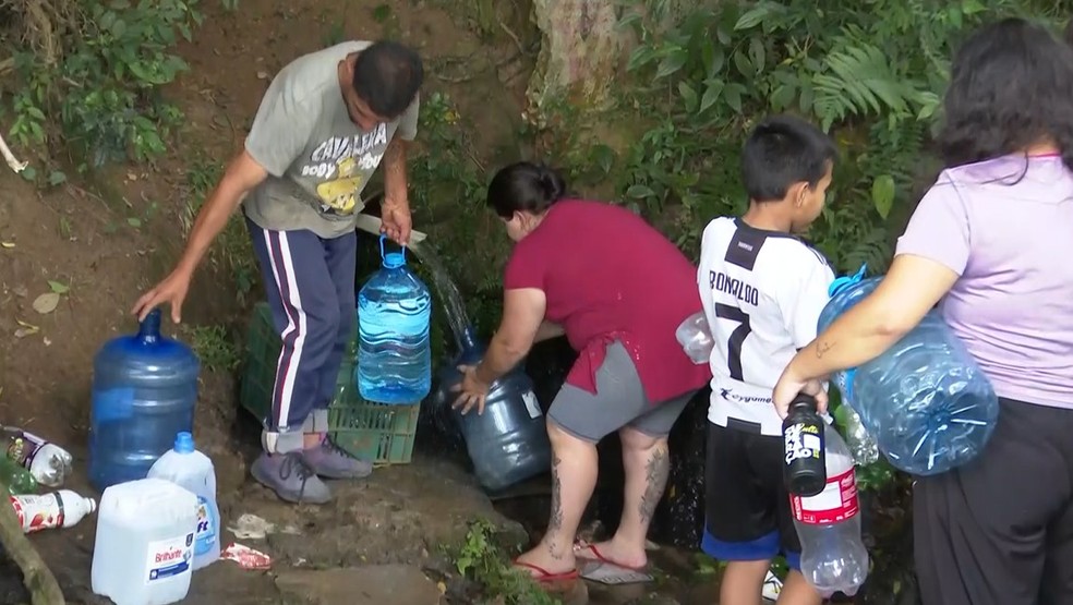 Moradores fazem fila em bica d'água em Ponta Grossa — Foto: RPC