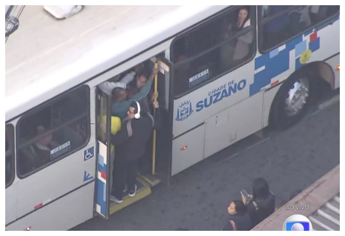 Passageiros reclamam de demora, superlotação e motoristas que não sabem caminho de ônibus do Paese no 2° dia de greve da CPTM em SP 