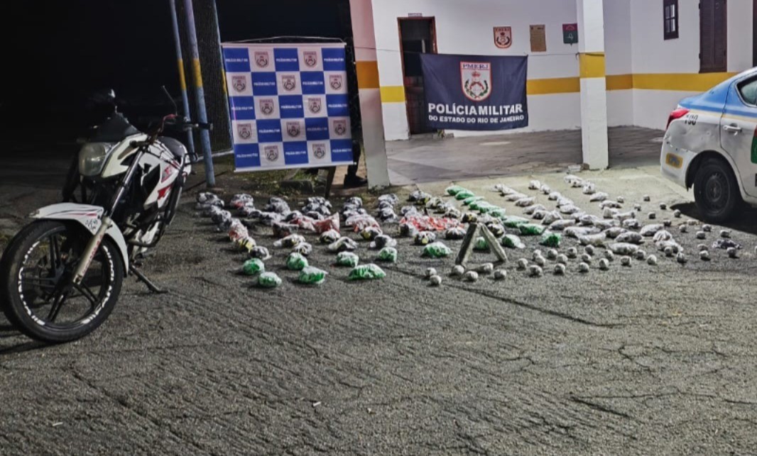 Motociclista que transportava grande quantidade de drogas é preso na RJ-145, em Piraí