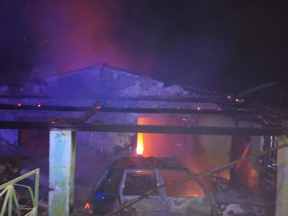 Incêndio destruiu casa e matou casal carbonizado na cidade de Aracoiaba, no interior do Ceará. — Foto: Corpo de Bombeiros/ Divulgação