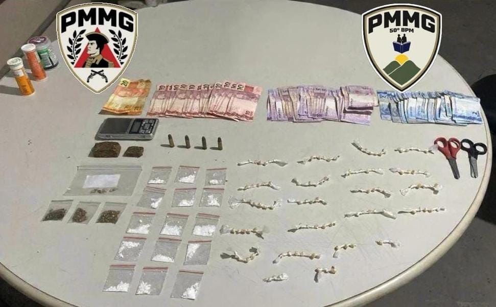 Drogas e dinheiro são apreendidos após denúncias de que rapaz e familiares estariam traficando em Montes Claros