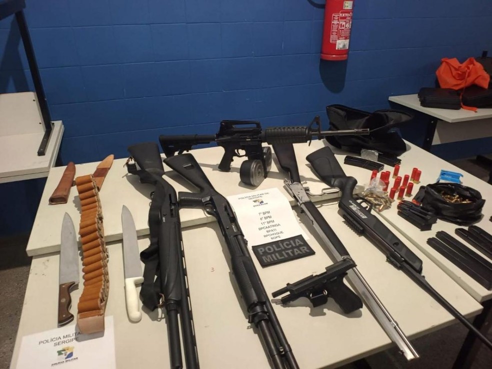 Armas apreendidas com o supeito de dirigir o veículo utilizado na fuga após a morte do ex-jogador. — Foto: SSP/SE