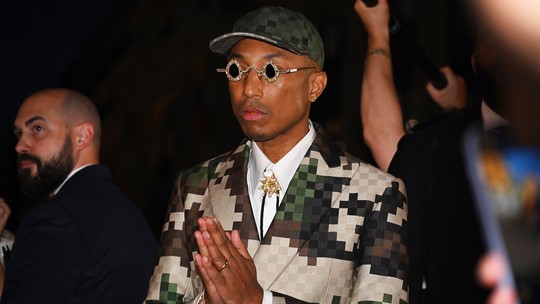 Pharrell Williams faz 1º desfile pela Louis Vuitton em Paris