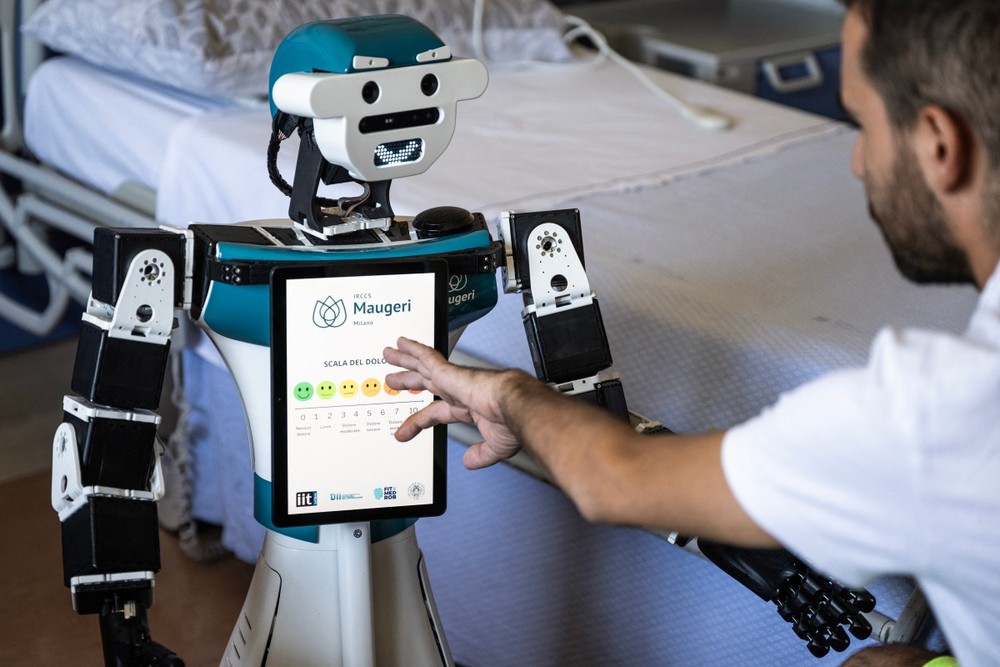 Hospital de Milão testa robô para auxiliar pacientes com esclerose lateral amiotrófica e equipe médica