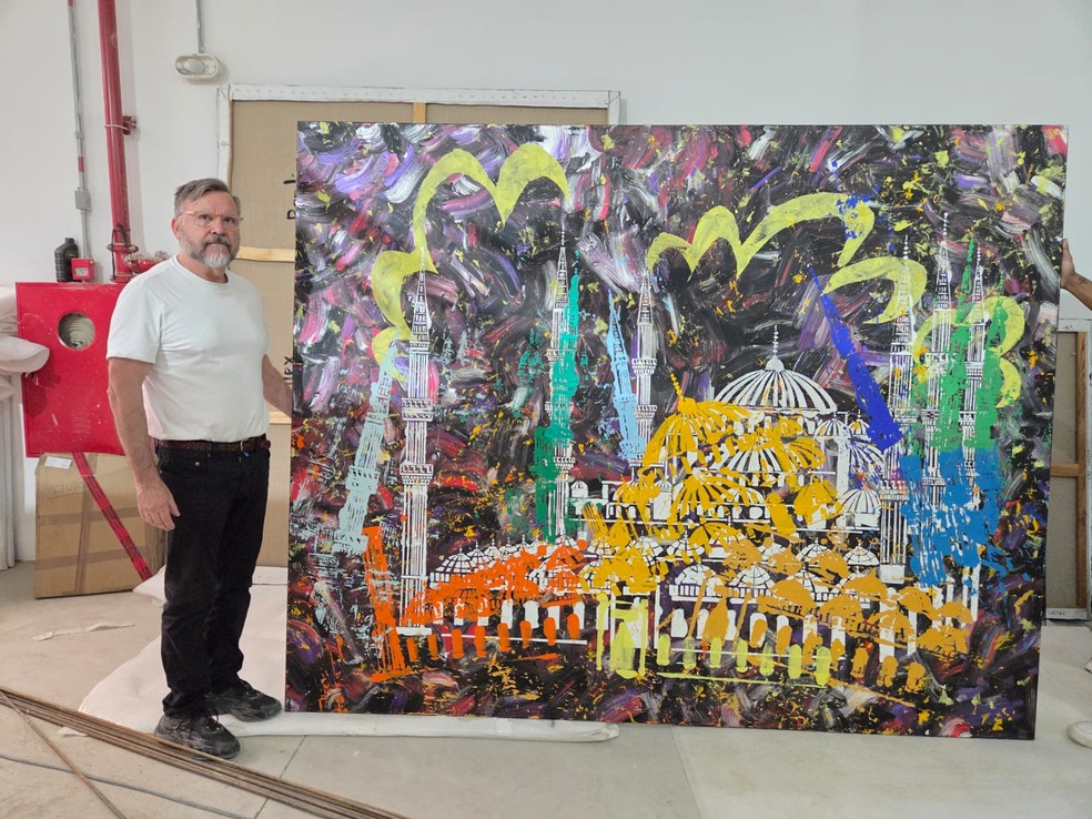 Artista plástico Alex Flemming ao lado de obra da série 'Apocalipse', que será exposta nos Palacetes da Sé em agosto — Foto: Leonardo Zvarick/g1