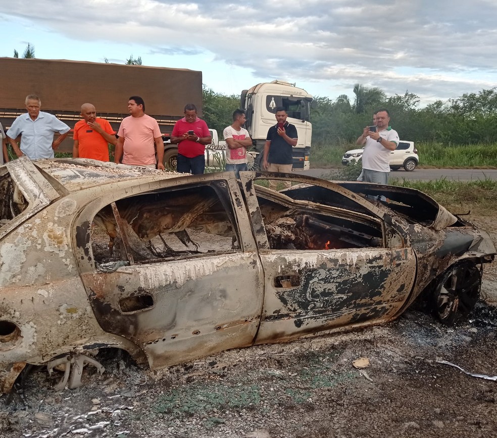 Duas pessoas morrem carbonizadas após carro pegar fogo em acidente na  BR-135 – MA+ O Melhor da Informação