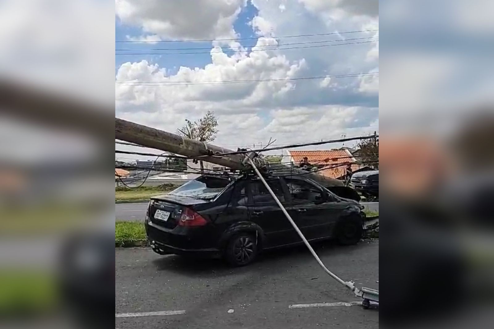 Carro bate e derruba poste de energia em avenida de Itu; vídeo