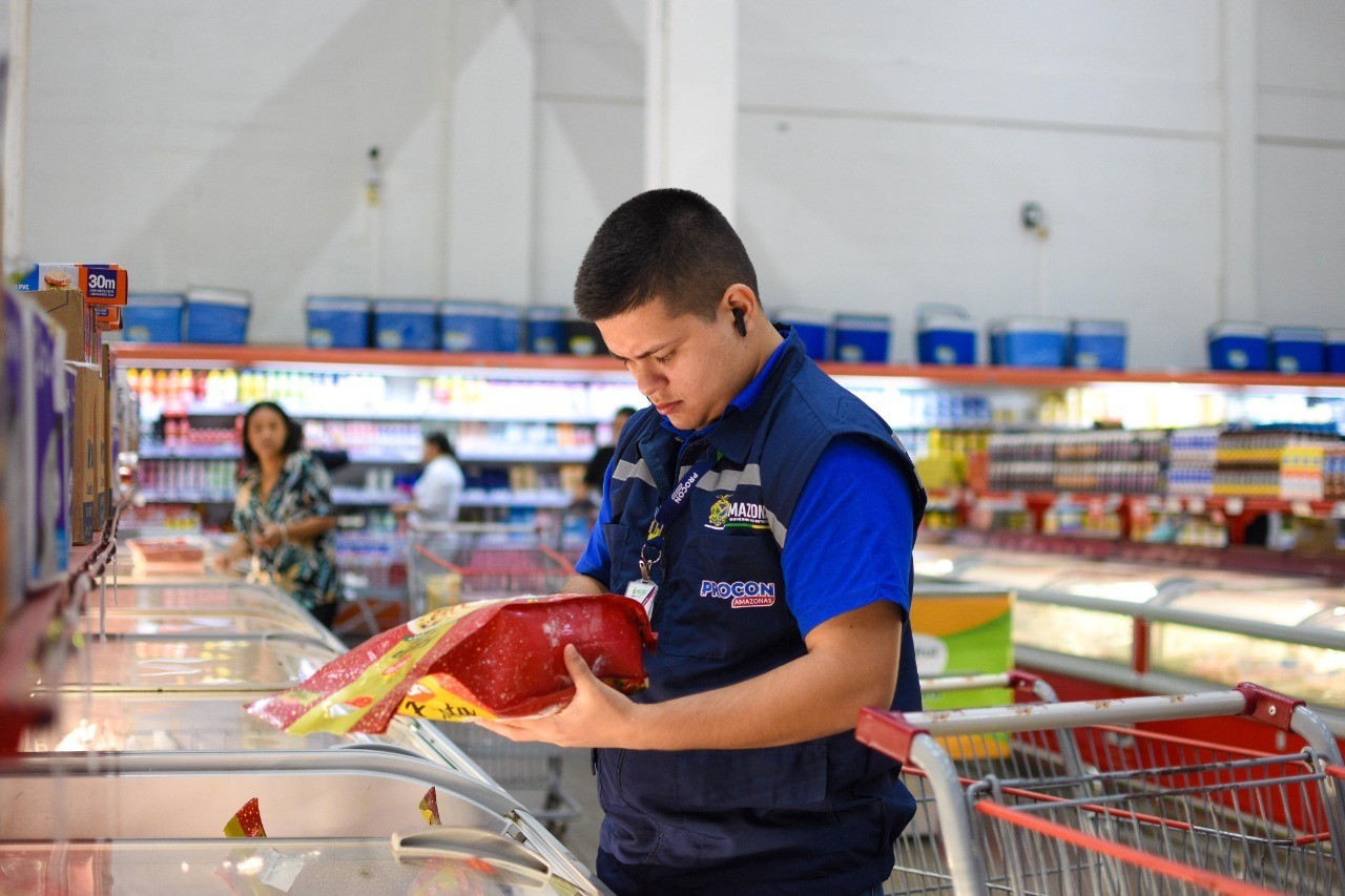 Mais de 20 produtos impróprios para consumo são apreendidos em supermercado de Manaus