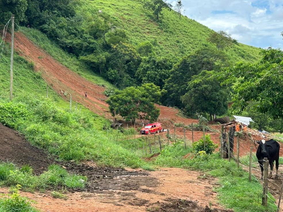 Família morre soterrada após açude estourar e levar parte de casa em Eugenópolis — Foto: Elton Moreira/TV Integração