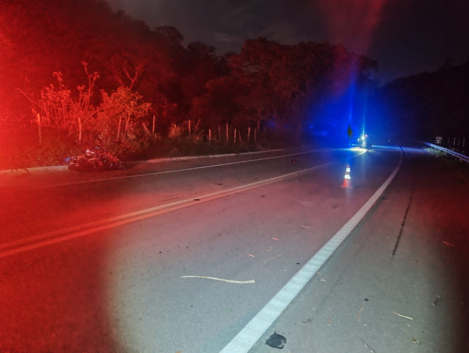Motociclista morre após atropelar pedestre na BR-458, em Inhapim