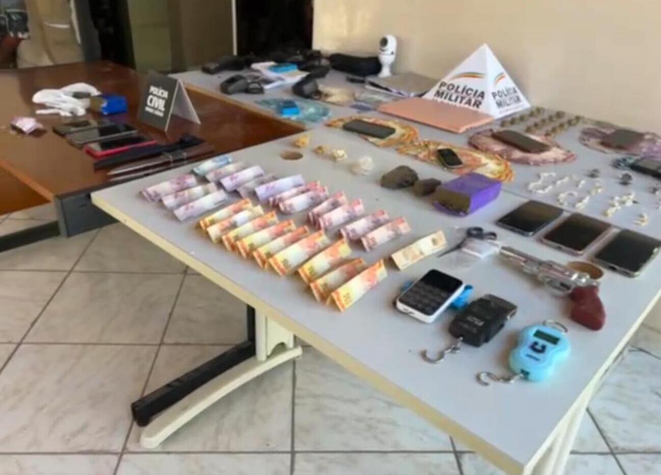 Policiais prendem 7 pessoas e apreendem drogas, réplica de arma e mais de R$ 6 mil em Buritizeiro