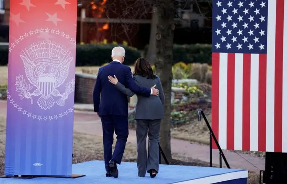 Joe Biden e Kamala Harris caminham abra&ccedil;ados em Atlanta, Ge&oacute;rgia, em janeiro de 2022. &mdash; Foto: Jonathan Ernst/Reuters via BBC
