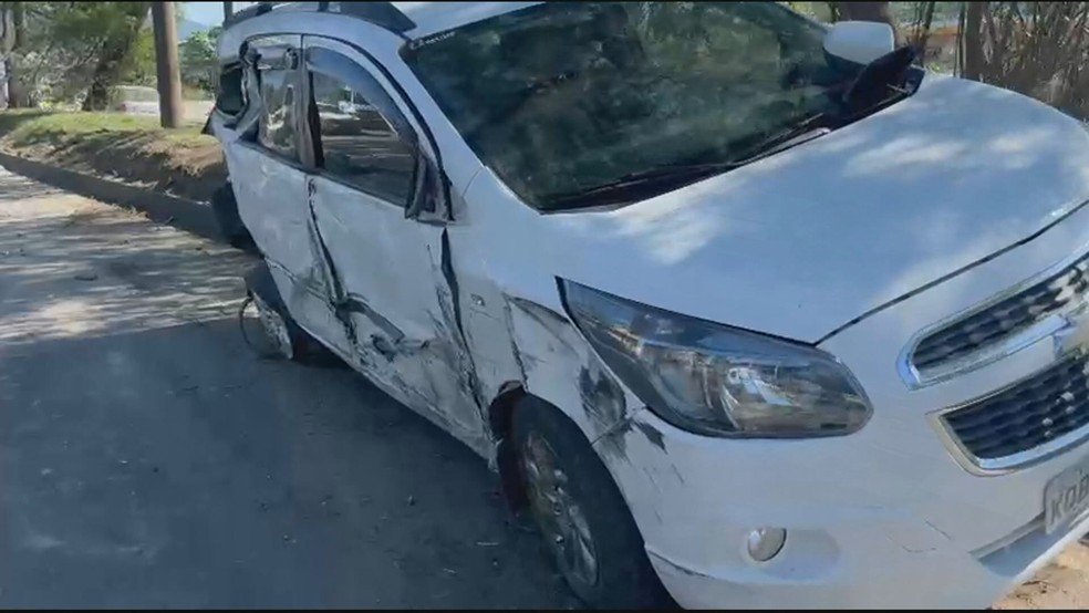 Carro envolvido no acidente com moto na Avenida Brasil — Foto: Reprodução/TV Globo